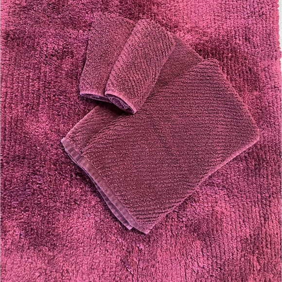 Bathroom Set - burgundy/wine bath rug 2 hand towels & 2 face cloths - Picture 2 of 7